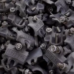 نمای نزدیک از بست دو طرفه داربست چدنی مناسب اتصال لوله‌های داربستی