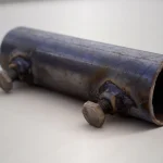 نمای بالا از بست دو طرفه داربست برای اتصال ایمن سازه‌های فلزی در داربست‌بندی