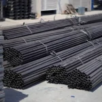 انبار لوله داربست فلزی در فضای باز پروژه ساختمانی