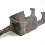 نمای نزدیک از گیره قالب فلزی با رزوه پیچ برای فیکس کردن