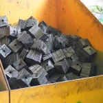 جعبه فلزی حاوی تعداد زیادی واشر کاس آماده مصرف در پروژههای عمرانی