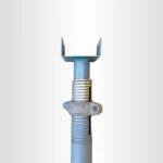 تصویر نمای نزدیک از قسمت بالایی جک سقفی ساده با پیچ تنظیم و سری U شکل برای نگهداشتن تیرهای قالب.