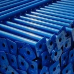 نمایی از تعداد زیادی جک سقفی ساده رنگشده به رنگ آبی که بهصورت منظم روی هم انباشته شدهاند.