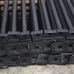 تصویر جکهای سقفی ساده با رنگ مشکی، چیده شده روی پالت فلزی در محل انبار.