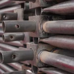 نمای نزدیک از جوشکاری دقیق در داربست مثلثی امگا