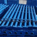 نمایی از تعداد زیادی جک سقفی ساده رنگشده به رنگ آبی که بهصورت منظم روی هم انباشته شدهاند.